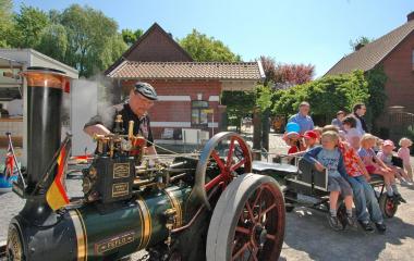 Dampfzug ¿Feflo¿ nimmt Kinder mit auf eine Runde über das Museumsgelände. <br>Foto: LWL