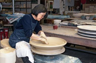 Young-Jae Lee bei der Arbeit in ihrem Essener Atelier. <br>Foto: LWL/Hudemann