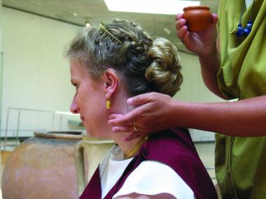 Es sieht nicht nur gut aus, sondern duftet auch betörend, wie schon die Zeitzeugen in ihren Schriften betonen: Die Kosmetik der Römer ist echte Wellness, wie der Workshop im LWL-Römermuseum in Haltern beweist. <br>Foto: LWL