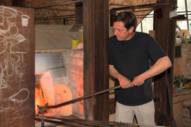 Glasmacher am Ofen. <br>Foto: LWL