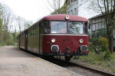 Der historische Schienenbus der Ruhrtalbahn bringt die Gäste von Witten nach Hattingen und zurück. <br>Foto: LWL/Linke. 
