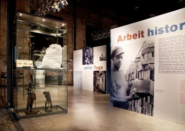Blick in die Ausstellung ¿Gute Arbeit¿ auf der Zeche Zollern. <br>Foto: LWL / Weigl