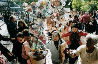 Übergabe eines Spendenbaums für den buddhistischen Mönch, Dortmund 2009. <br>Foto: LWL/Kraemer