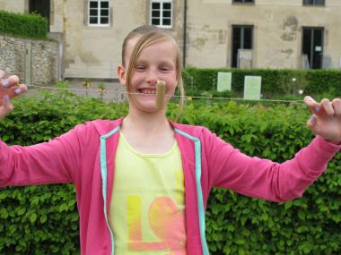 Mitmachen: Spielzeug von Schach über Boule und Kegeln, Stelzen, Seilspringen und Reifentreiben bis zum Schwirrer, ein mittelalterliches Jojo, das Pia gerade dreht, kann bei der ¿Nacht der Spiele¿ im Dalheimer Klostergarten probiert werden. <br>Foto: LWL/Maria Tillmann