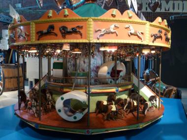 Das Spielzeugkarussell in der Ausstellung ¿Wanderarbeit¿ im Ziegeleimuseum Lage.<br> Foto: LWL