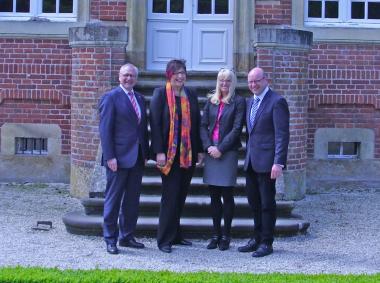 Vor dem Rüschhaus: LWL-Direktor Dr. Wolfgang Kirsch, Vorsitzender des Kuratoriums der Annette von Droste zu Hülshoff-Stiftung (AvD), Martina Grote, Geschäftsführerin NRW-Stiftung, LWL-Kulturdezernentin Dr. Barbara Rüschoff-Thale, Vorstandsvorsitzende der AvD, Münsters Oberbürgermeister Markus Lewe (v.l.) <br>Foto: LWL
