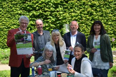 Die Künstlerin Adelheid Eimer (vorne v.l.), LWL-Kulturdezernentin Dr. Barbara Rüschoff-Thale, die Künstlerin Karin Puce, LWL-Gartenexperte Horst Gerbaulet (stehend v.l.), Bernd Winkler (Leiter Fachbereich Grün, Stadt Gütersloh), Horst Grabenheinrich vom Förderkreis Stadtpark-Botanischer Garten und die Gartenbesitzerin Brigitte Bergschneider stellten den Tag der Gärten und Parks vor. <br>Foto: LWL/Kirchhoff