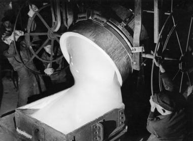 Guss einer Schmelze für optisches Glas im Jenaer Glaswerk Schott aus den 1930er Jahren. <br>Foto: Albert Renger-Patzsch / Archiv Ann und Jürgen Wilde / VG Bild-Kunst Bonn