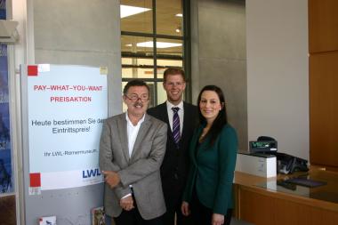 LWL-Museumsleiter Dr. Rudolf Aßkamp sowie Manuel Stegemann und Jelena Simic als Vertreter des Forschungsprojektes der Universität Münster erläuterten das Forschungsprojekt und die Aktion ¿Pay what you want¿ vor Ort. <br>Foto: LWL/Ivanov