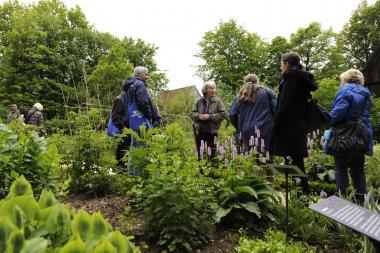 Agnes Sternschulte, Leiterin des Referates Landschaftsökologie (Mitte), zeigt den Tagungsteilnehmern die Gärten des LWL-Freilichtmuseums Detmold. <br>Foto: LWL/Klein