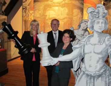<b>Bühne frei:</b> Die LWL-Kulturdezernentin und Vorstandsvorsitzende der Stiftung Kloster Dalheim, Dr. Barbara Rüschoff-Thale, LWL-Direktor Dr. Wolfgang Kirsch und die wissenschaftliche Projektleiterin der Ausstellung Dr. Helga Fabritius (v.l.) freuen sich auf die Eröffnung der Sonderausstellung "Heiter bis göttlich" im Kloster Dalheim, die mit einem umfassenden museumspädagogischen Programm ab 1. Juni Besucher aller Altersgruppen zum Mitspielen einlädt. <br>Foto: LWL/Tillmann
