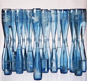 "54 Jahre Lebenswasser" heißt die Installation von Karin Hubert. Sie ist Teil der Ausstellung "Freunde" zum Gedenken an Michael Funk, der im vergangenen Jahr im Alter von 54 Jahren verstarb. <br>Foto: LWL