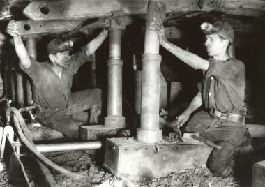 Bergmänner beim Stempelsetzen, Zeche Hannover, 1960er Jahre. <br>Foto: LWL/Carrier