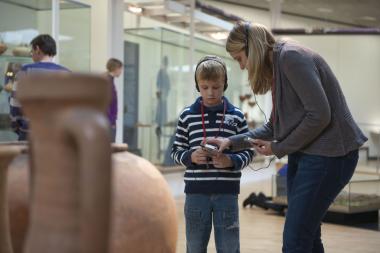 Auf Entdeckungstour mit Audioguide und Rap: eine nicht ganz alltägliche Begegnung mit den Römern bietet sich beim eintrittsfreien Sonntag im LWL-Römermuseum in Haltern an. <br>Foto: LWL/Hähnel