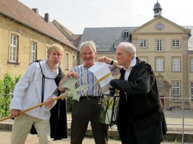 Heiß begehrt: Dalheimer Sommer-Intendant Dr. Wolfgang Kühnhold (Mitte) präsentiert gemeinsam mit zwei Mitgliedern des Schauspiel-Ensembles "Viel Lärmen um Nichts" (Marc Kröger (l.) und Hans-Gilbert Reuß) das Programm der aktuellen Festivalspielzeit im Kloster Dalheim. <br>Foto: LWL/Tillmann