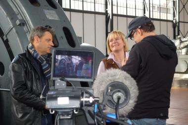 Dreh in der Maschinenhalle der Zeche Zollern mit Martin von Mauschwitz und Museumsleiterin Dr. Ulrike Gilhaus. <br>Foto: LWL