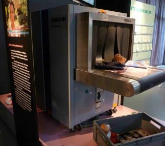 Das Röntgenprüfgerät samt Auswander-Inszenierung in der Ausstellung ¿Wanderarbeit¿. Foto: LWL