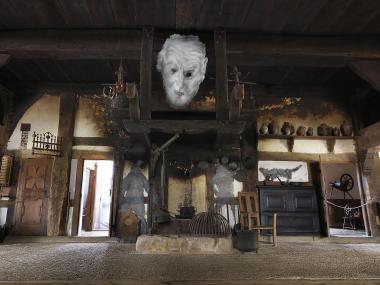 Lili Fischer gibt exklusive Einblicke in das ¿Scheusalquartier¿ im LWL-Freilichtmuseum Detmold. <br>Foto: LWL/Pölert
