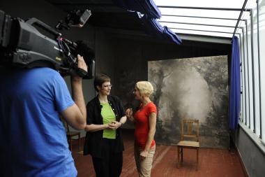 Gefion Apel (links) beantwortet ZDF-Redakteurin Anja Klingen Fragen im Fotoatelier Kuper von 1891. <br>Foto: LWL/Stuke