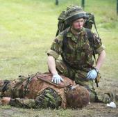 Vorbereitung eines Afghanistan-Einsatzes: Sa-nitätsübung in der York-Kaserne in Münster mit versehrten Schauspielern, Kunstblut, simulierten Kampfhandlungen im direkten Umfeld und echtem Zeitdruck. <br>Foto: LWL/Sagurna