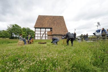 An der Scheune Siemensmeyer im LWL-Freilichtmuseum Detmold zeichnete das WDR-Team um Moderatorin Simone Sombecki (l.) zwei Sendungen von ¿Tiere suchen ein Zuhause¿ auf. <br>Foto: LWL/Klein