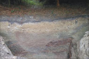 Ein Blick auf den 2 Meter tiefen Graben um das Erdwerk aus der Michelsberger Kultur, dass die Archäologen der LWL-Archäologie für Westfalen jetzt in Borgentreich untersucht haben. <br>Foto: LWL/H.-O. Pollmann