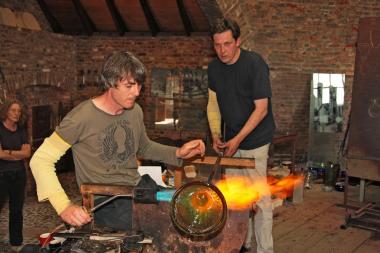 Die Gernheimer Glasmacher bei der Arbeit. <br>Foto: LWL/Holtappels