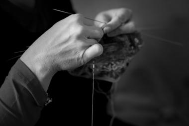 Menschen beim Handarbeiten hat die niederländische Künstlerin Ellen Korth fotografiert. <br>Foto: LWL/Ellen Korth