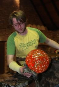 Torsten Rötzsch (31) ist seit 2008 im Glasturm der Glashütte Gernheim tätig. <br>Foto: LWL/Holtappels