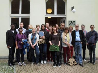 Prof. Franz-Werner Kersting (3.v.r)., Wolf Mathes (2. v.r), Cordula Schräder (4.v.r.), Andreas Mueller-Andriessen (10. v.r.), Annika Strauss (5. v.l.)  mit Studierenden vor dem Warsteiner Psychiatriemuseum. <br>Foto: LWL