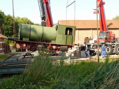  Lok am Haken ¿ am Mittwoch wurde die Dampfspeicherlok auf dem Gelände des LWL-TextilWerks umgesetzt. Foto: LWL