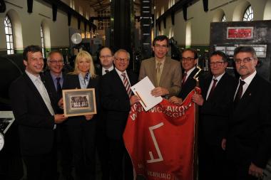 Besiegelten den Vertrag über die Dokumentationsstelle: (v.l.) Museumsleiter Dietmar Osses, Museumsdirektor Dirk Zache, LWL-Kulturdezernentin Dr. Barbara Rüschoff-Thale, Konsul Jan Sobczak, LWL-Direktor Dr. Wolfgang Kirsch, Ministerialdirektor Günter Winands (BKM), Josef Malinowski, Vorsitzender des Bundes der Polen in Deutschland, Dr. Jacek Barski, Leiter der Dokumentationsstelle, sowie Wladyslaw Pisarek (Bund der Polen). <br>Foto: LWL/ Hudemann