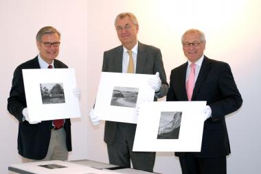 Freuen sich über die Fotografien von Albert Renger-Patzsch: LWL-Direktor Dr. Wolfgang Kirsch, Regierungspräsident Prof. Dr. Reinhard Klenke, Museumsdirektor Dr. Hermann Arnhold (v. r.). <br>Foto: LWL