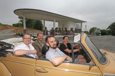 Testlauf mit Oldtimer: Dr. Hubertus Michels, Leiter des Referates Bauwesen, LWL-Museumsdirektor Prof. Dr. Jan Carstensen, Alexander Eggert (wissenschaftlicher Mitarbeiter) und Kathrin Bödeker vom Autohaus Stricker fahren an der Tankstelle aus Siegen-Niederschelden vor, die an den kommenden vier Sonntagen im LWL-Freilichtmuseum Detmold eröffnet wird.  <br>Foto: LWL/Jähne
