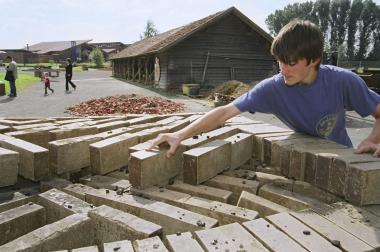 Der Feldbrandofen wird für einen Brand aufgebaut. <br>Foto: LWL 
