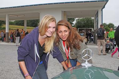 Lina und Jasmin (v. l.) bewunderten die Oldtimer bei der Tankstelleneröffnung.<br> Foto: LWL/Jähne