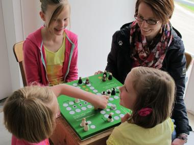 Spielen im Kloster: Das Rahmenprogramm der aktuellen Dalheimer Sonderausstellung lädt zum Mitmachen ein. <br>Foto: LWL/Maria Tillmann