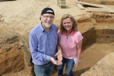 Die ehrenamtlichen Grabungshelfer Dr. Alfred Schreiber und Ute Gröbe haben einen Spielstein und eine Münze aus dem ehemaligen römischen Hauptlager in Haltern im  entdeckt.<br> Foto: LWL /Tremmel