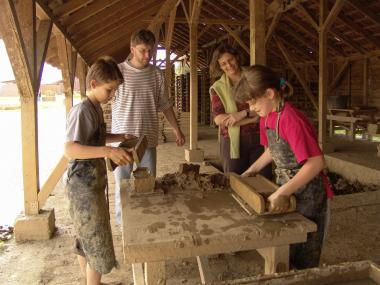 Die Museumsbesucher können selbst einen Ziegel im Handstrichverfahren herstellen. <br>Foto: LWL /Hudemann