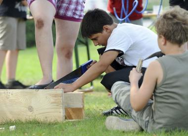 Arbeiten mit Holz steht beim diesjährigen Ferienspaß auf Zeche Zollern auf dem Programm. <br>Foto: LWL 
