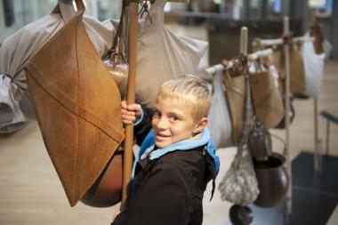 Am eigenen Leib können Besucher im LWL-Römermuseum in Haltern ausprobieren, wie sich das Marschgepäck der Legionäre anfühlte - bei einer besonderen Führung. <br>Foto: LWL/J. Hähnel