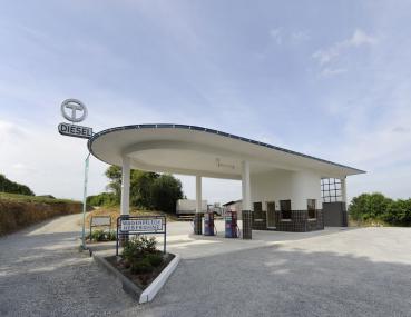 Die Tankstelle aus Siegen-Niederschelden, die just im LWL-Freilichtmuseum Detmold eröffnet wurde, steht im Mittelpunkt einer Führung am kommenden Freitag. <br>Foto: LWL/Stuke