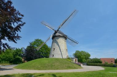 Dank des Einsatzes vieler ehrenamtlich Engagierter hat Ennigerloh mit der Wallholländer-Windmühle nun ein vorbildlich instand gesetztes Denkmal. <br>Foto: LWL/Dülberg.