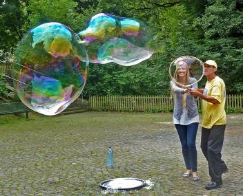 Viele Aktionen erwarten die Besucher beim Kinderfest: Seifenblasen so groß, dass man davon umhüllt wird.<br>Foto: LWL