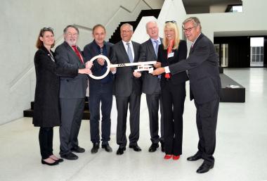Symbolische Schlüsselübergabe im neuen LWL.-Museum für Kunst und Kultur.<br>Foto: LWL/Eisenberg<br><br><b><i>Die ausführliche Bildunterzeile finden Sie unterhalb des Pressetextes.</b></i>