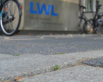 Die Stolperfallen auf dem Vorplatz des LWL-Landeshauses werden in den kommenden Wochen beseitigt.<br>Foto: LWL/Leetz