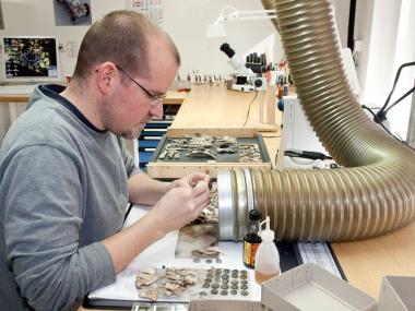 Interessant sind die Einblicke in die Restaurierungswerkstatt der LWL-Archäologie für Westfalen - auch hierfür gibt es eine besondere Führung. <br>Foto: LWL/Brentführer