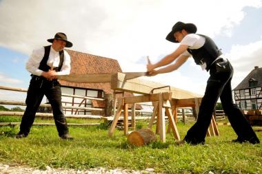Muskelkraft statt moderner Geräte: bei den Handwerkertagen im LWL-Freilichtmuseum Detmold kann man auch Zimmerleute bei der Arbeit beobachten. <br>Foto: LWL/Klein