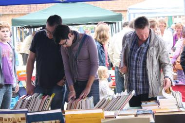 Beim  9. Nottbecker Büchermarkt können Literaturfreunde ausgiebig Stöbern: antiquarisch und natürlich an den Ständen der Kleinverlage. <br>Foto: LWL