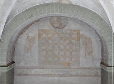 Westwand des Kirchenschiffs in der evangelischen Andreaskirche in Soest-Ostönnen zeigt das gegen Ende des 12. Jahrhunderts gemalte Opfer Kains und Abels.<br> Foto: LWL/Strohmann